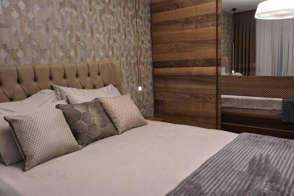 New Luxury 3-Bedroom Apartment Сеговия Екстериор снимка