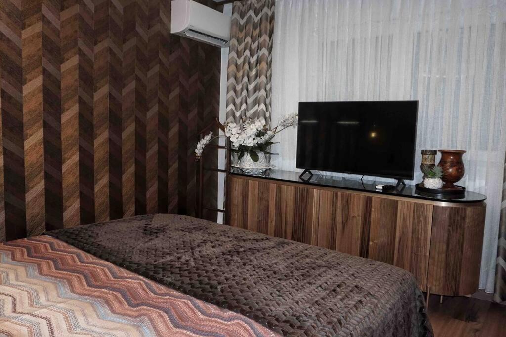 New Luxury 3-Bedroom Apartment Сеговия Екстериор снимка