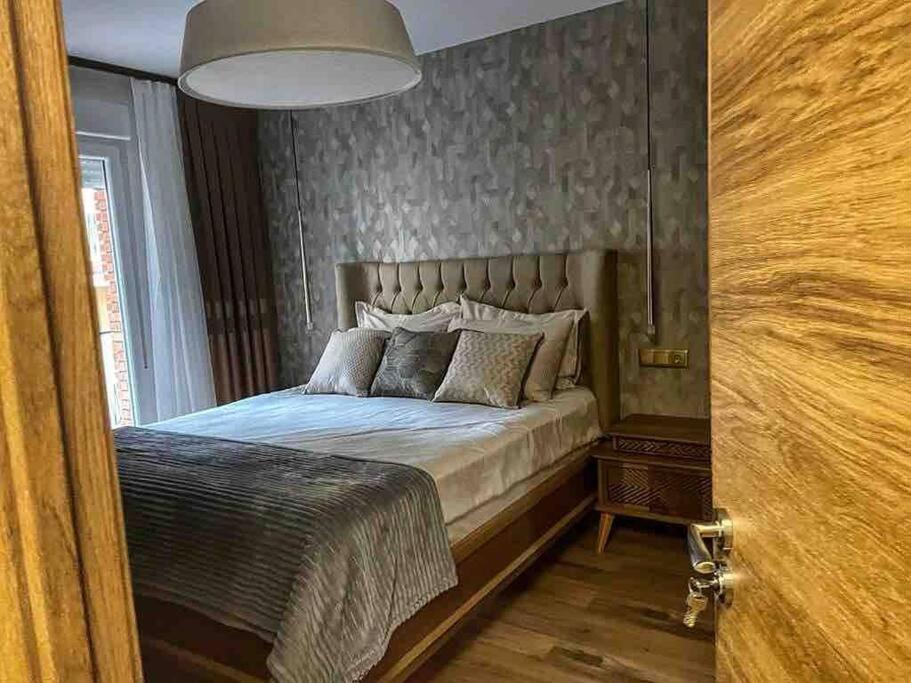 New Luxury 3-Bedroom Apartment Сеговия Екстериор снимка